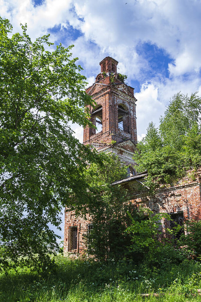starý ortodoxní kostel, vesnice Buyakovo, provincie Kostroma, Rusko. Píše se rok1810. V současné době je chrám opuštěn.. - Fotografie, Obrázek