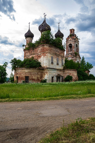 antigua Iglesia Ortodoxa, pueblo de Buyakovo, provincia de Kostroma, Rusia. El año de construcción es 1810. Actualmente, el templo está abandonado. - Foto, Imagen