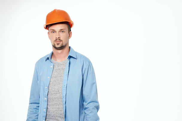 hombre en naranja protección casco profesión de trabajo - Foto, Imagen