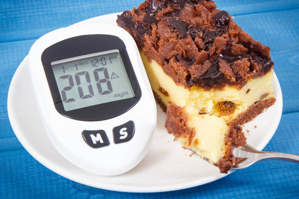 Glucometer with bad result of measurement sugar level and fresh baked cheesecake. Dieting during diabetes - Фото, зображення