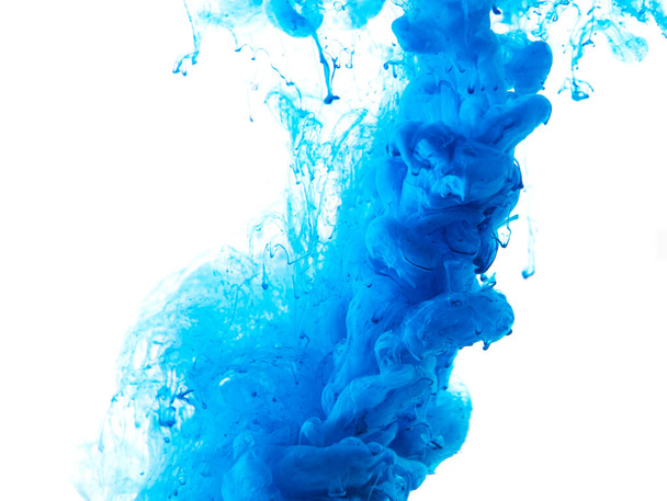 синя фарба розчиняється у воді на білому тлі, як хмара або дим
 - Фото, зображення