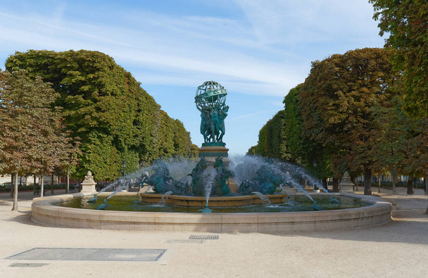 Una bella fontana chiamata fontana dell'Osservatorio nella parte meridionale dei Giardini del Lussemburgo. La fontana fu eretta nel 1874. Parigi. Francia. - Foto, immagini
