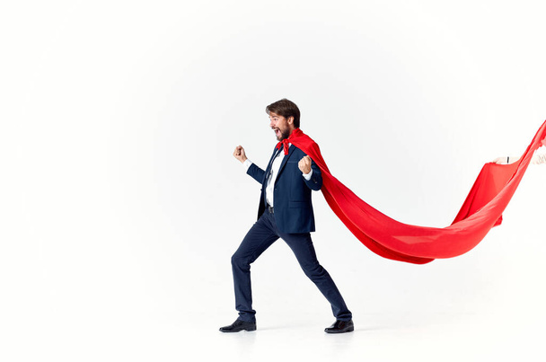 hombre de negocios en traje rojo capa trabajo poder superman - Foto, Imagen