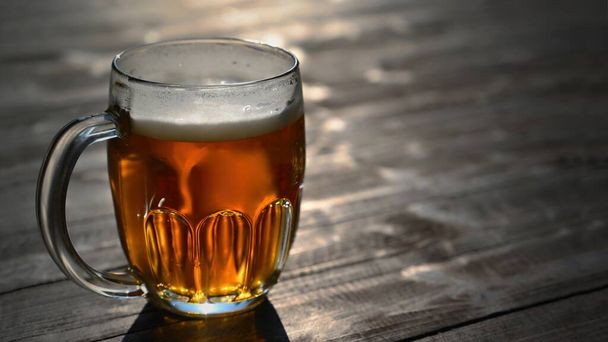 Освіжити свіже драфтове пиво в росячому склі. Добре і чесно чеське пиво на дерев "яному столику. - Фото, зображення