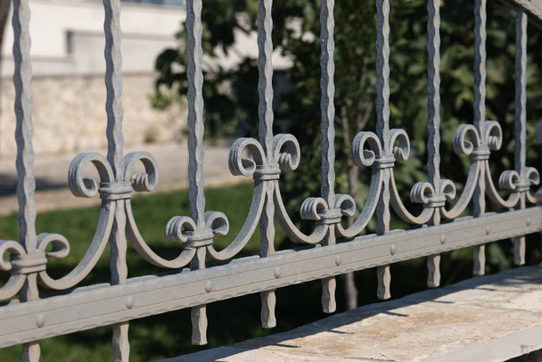 Metal çit. Parkta metal kıvrımlı çitler. - Fotoğraf, Görsel