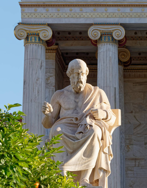 Platon, starożytny filozof grecki, przed neoklasycznym budynkiem akademii narodowej, Ateny Grecja - Zdjęcie, obraz