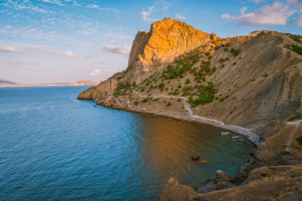 Paysage incroyable sur le cap Kapchik en Crimée. Vue panoramique sur la mer avant le coucher du soleil - Photo, image