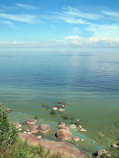 エストニア、カラステ。ピプシ湖はエストニアとロシアのプスコフ地方とレニングラード地方の境界に位置する大規模な湖群である。カラステの町はエストニアの海岸に位置しています。ロシアとエストニアの国境はピプシに沿って右に走っています. - 写真・画像