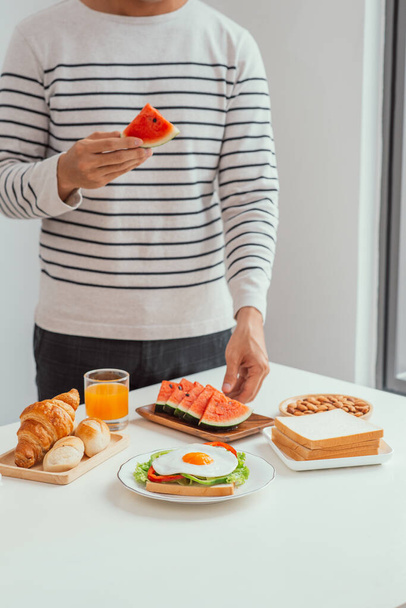 junger Mann mit Liebe bereitete Frühstück zu - Foto, Bild