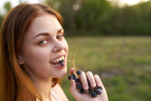 naiset ulkona syöminen viinirypäleet kesäloma - Valokuva, kuva