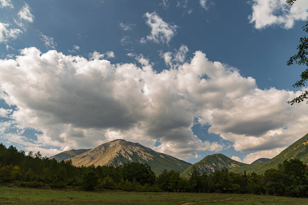 Abruzzo, Lazio ve Molise Ulusal Parkı 'nın Dağları. La Camosciara Doğa Koruma Alanı. Harika bir yaz manzarası. - Fotoğraf, Görsel