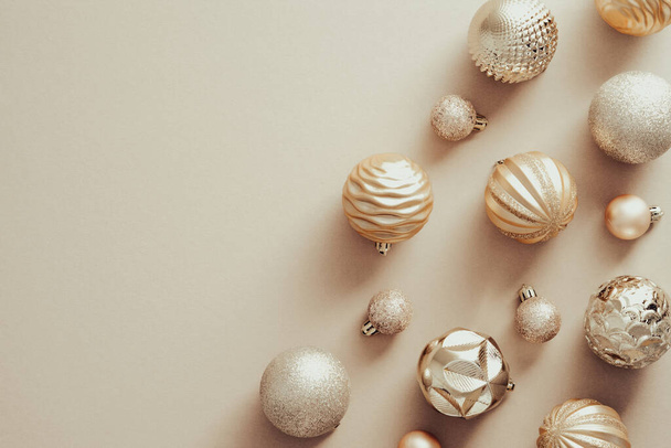 Bej arka planda altın Noel topları süslemeleri. Zarif Xmas pankartı tasarımı, Yeni Yıl tebrik kartı modeli - Fotoğraf, Görsel