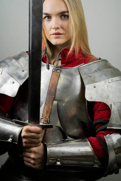Uma bela guerreira com uma espada e armadura, cavaleiro medieval - Foto, Imagem