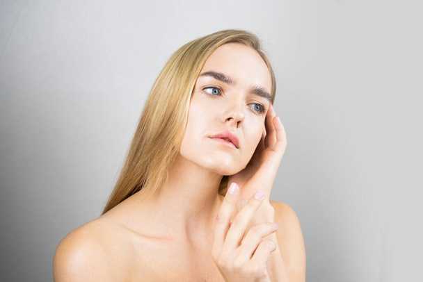 Natuurlijke beaty vrouw gezicht natuurlijke make-up mooie vrouwelijke gezonde schone huid mooi vrouwelijk jong model - Foto, afbeelding