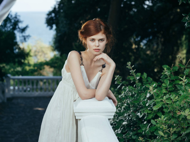 Nő fehér ruhában görög hercegnő a természet parkban - Fotó, kép