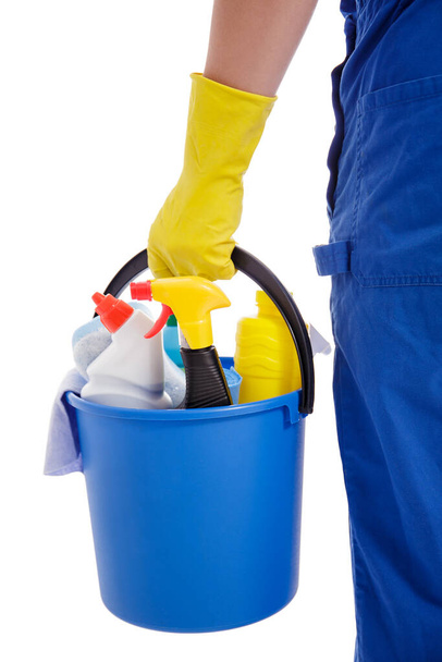 professioneel reinigingsconcept - close-up van mannelijke handbediende emmer met reinigingsapparatuur geïsoleerd op witte achtergrond - Foto, afbeelding