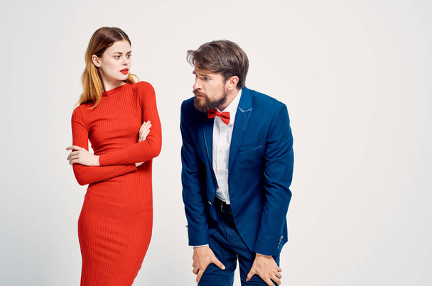 Веселый мужчина в костюме рядом с женщиной в красном платье знакомой - Фото, изображение