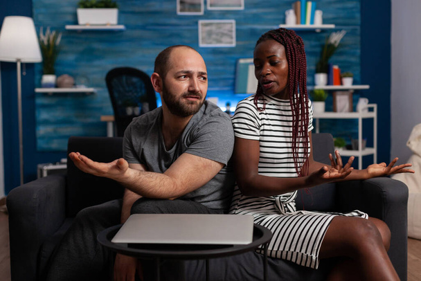 irritado interracial casal ter discussão e disputa - Foto, Imagem