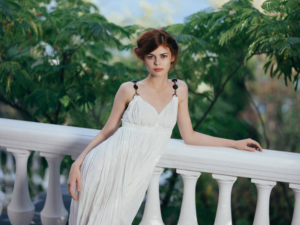 csinos nő fehér ruha mitológia görög báj park - Fotó, kép