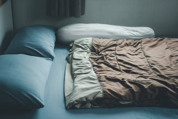 Camera da letto con comodo letto biancheria pulita in casa - Foto, immagini