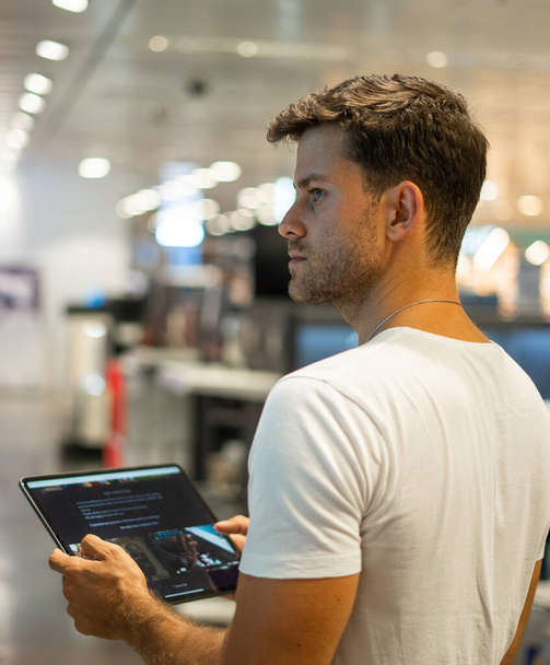Cliente con tablet eligiendo hardware en tienda - Foto, imagen