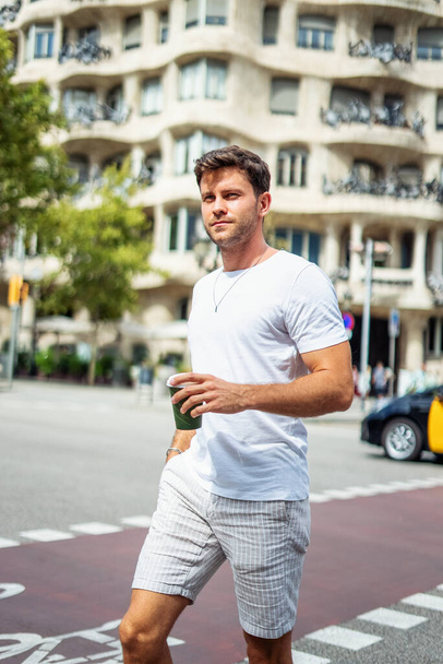 Trendy guy with takeaway drink on street - Foto, Bild