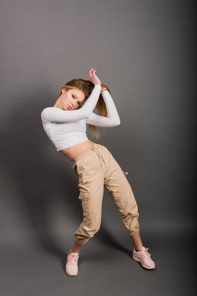 Moderni tyyli tanssija poseeraa studio tausta
 - Valokuva, kuva