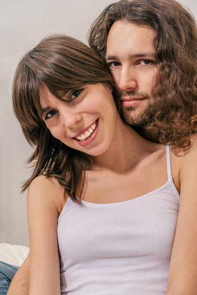 Portrait d'un couple heureux riant à la caméra. Amour, bonheur, concept joyeux. - Photo, image