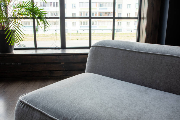 miękka tapicerowana, lekka sofa z modułami we wnętrzu z panoramicznym oknem - Zdjęcie, obraz