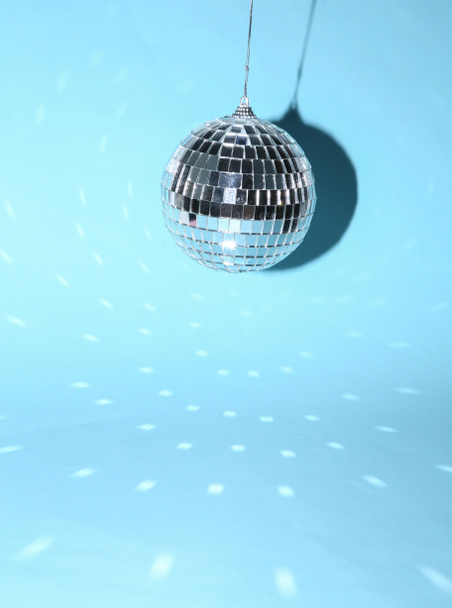 Disco bal op blauwe heldere achtergrond. Minimalistisch partijconcept - Foto, afbeelding