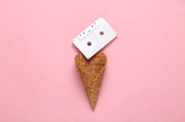Pembe arka planda dondurma külahlı Retro Ses kaseti. Minimum parti konsepti. Yaratıcı yerleşim - Fotoğraf, Görsel