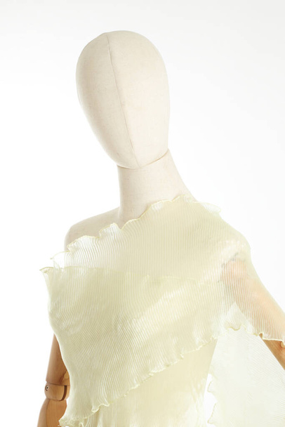 Tajski plisowany szal owinięty w żeński manekin na białym tle. - Zdjęcie, obraz