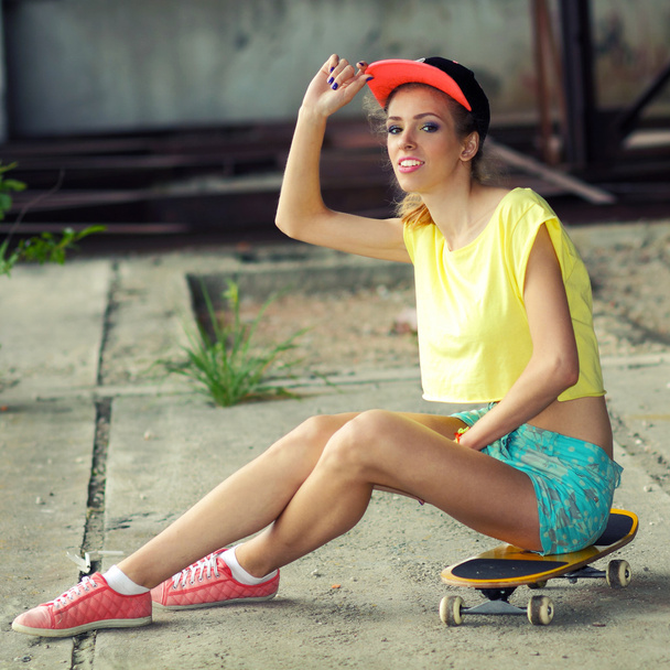 žena s skateboard - Fotografie, Obrázek