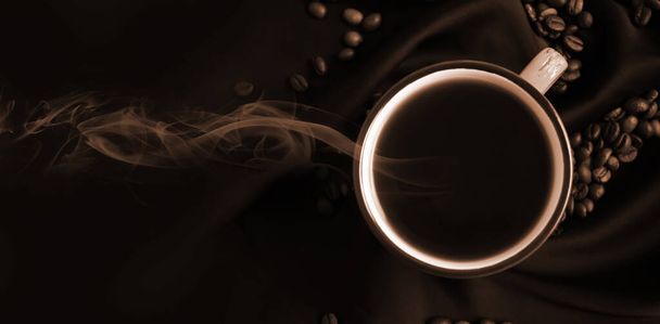 コーヒーと絹の背景の穀物 - 写真・画像