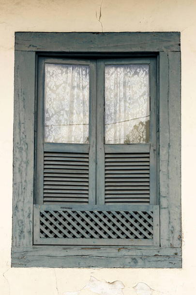 okno na elewacji domu w Santana do Parnaiba, historyczne miasto okresu kolonialnego Brazylii. Założona w 1580 Jest to oficjalne dziedzictwo historyczne. - Zdjęcie, obraz