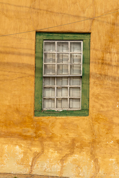 okno na elewacji domu w Santana do Parnaiba, historyczne miasto okresu kolonialnego Brazylii. Założona w 1580 Jest to oficjalne dziedzictwo historyczne. - Zdjęcie, obraz
