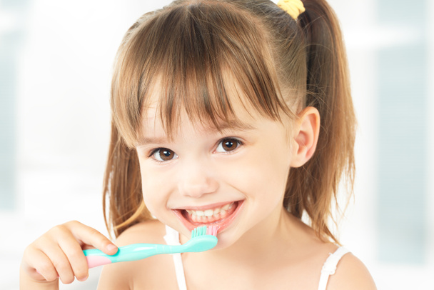 Felice bambina lavarsi i denti
 - Foto, immagini