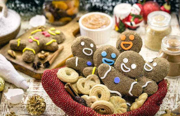 basket with christmas cookies, gingerbread man colored with glace, homemade christmas candy - Foto, Imagem