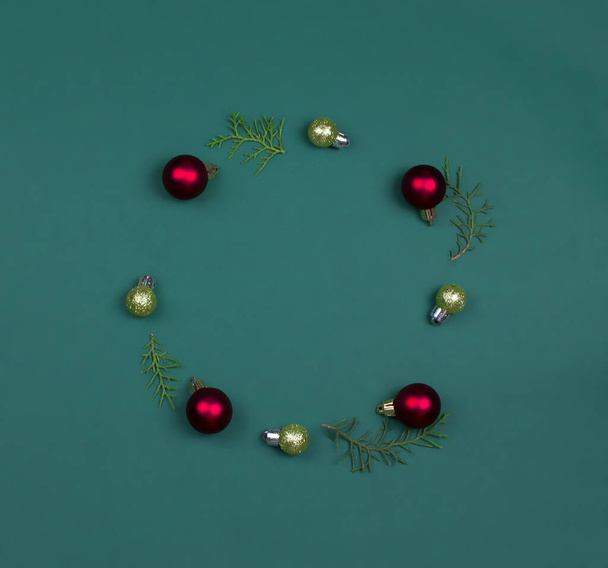 Composição de Natal. Grinalda de Natal em um fundo verde. Espreguiçadeira plana, vista superior, espaço de cópia - Foto, Imagem