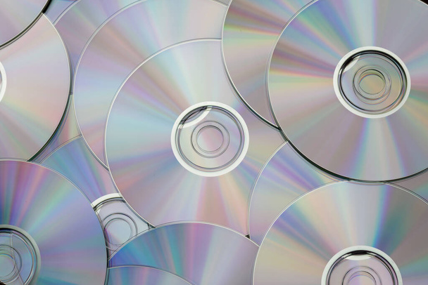 Montón de CD utilizados para almacenar datos, audio y vídeo - Foto, imagen