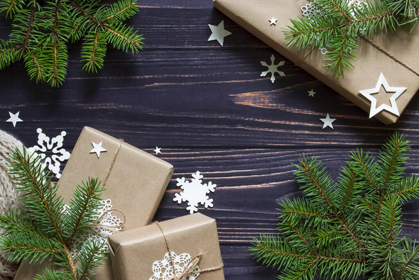 Kerst achtergrond met visgraat en decoratie op donker houten plank - Foto, afbeelding