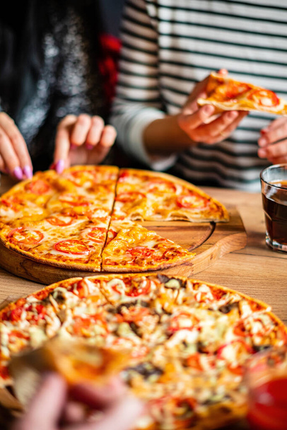 Groupe de personnes mangeant des pizzas
.  - Photo, image