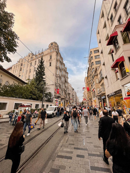 トルコ・イスタンブール- 2021年9月15日トルコ最大の人口の多い都市のヨーロッパ側の一般的な建築物であるイスタンブールの通りからの眺め。Taksim Square. - 写真・画像