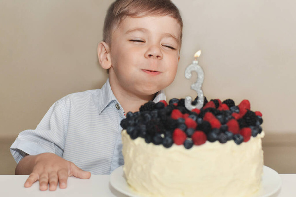 Junge bläst zum Geburtstag die Kerzen aus - Foto, Bild
