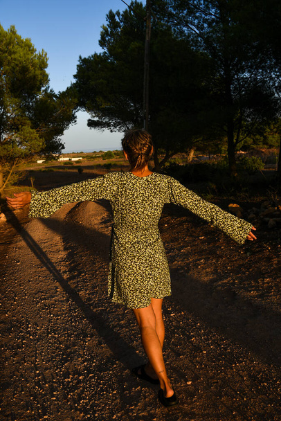 2021 yazında İspanya 'nın Formentera adasında Willmild La Mola' daki genç sarışın kadın.. - Fotoğraf, Görsel