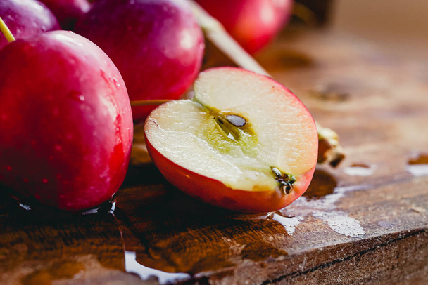 Beltéri piros kis alma vágott, gyönyörű friss lédús gyümölcs - Fotó, kép