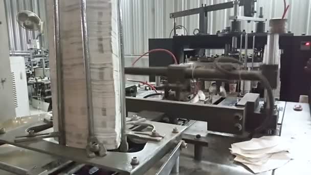 Kağıt bardaklar kağıttan yapılıyor, kağıt bardak üretim makineleri kullanılarak, çalışan bir bardak imalatının veya üretim ünitesinin içerisinden. - Video, Çekim