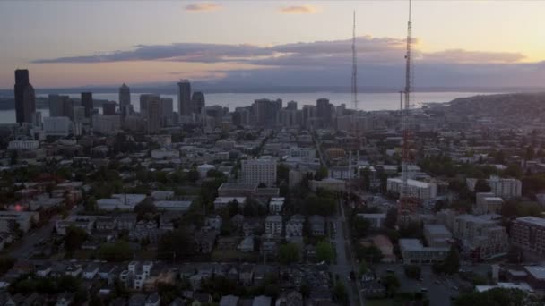 Letecký pohled na západ slunce centru Seattlu 3 televize stožáry usa - Záběry, video