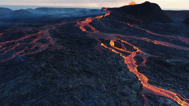 Lav, Fagradalsfjall Dağı 'ndan, hava akşam manzarasından, İzlanda' da Fagradalsfall Dağı 'ndan fışkıran lavın 4K insansız hava aracı görüntüsünden, Eylül 2021' de,  - Fotoğraf, Görsel