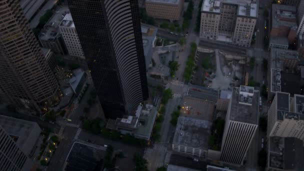 Luchtfoto schemering overhead bekijken seattle wolkenkrabbers business centre, Verenigde Staten - Video